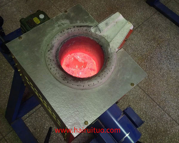 小型实验熔炼炉，特别是用于熔炼铜的中频电炉，是实验室或小规模生产环境中常用的设备