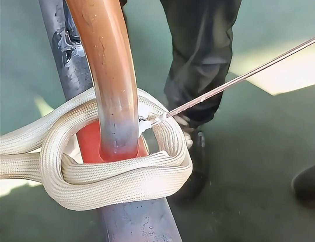 使用高频焊机进行铜管焊接，可以大大提高工作效率