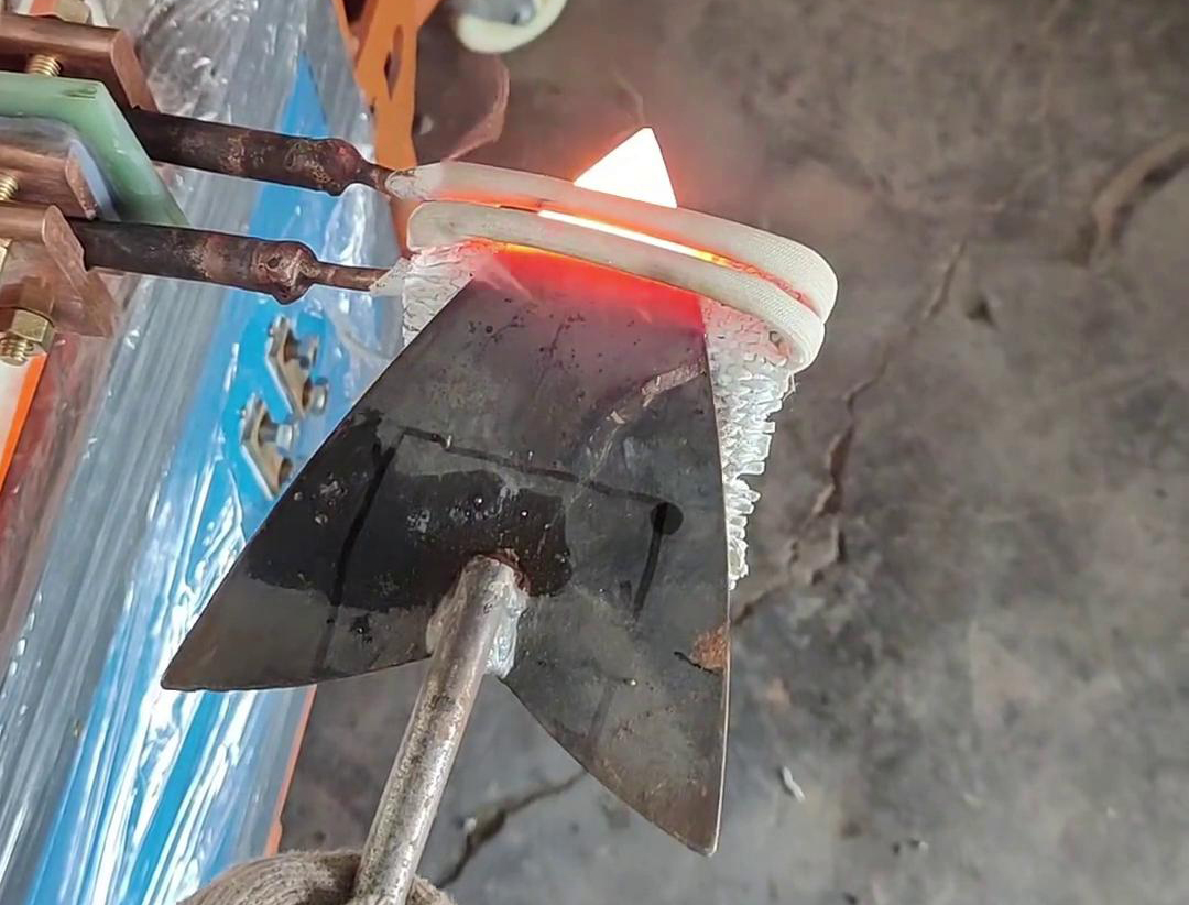 高频加热机：类三角铁锹小型工具淬火热处理的高效之选